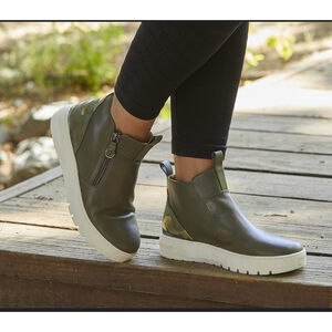 Women's Vionic Brinkley Ankle Boots Size 9 Olive Green Camo